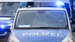 Das Symbolbild zeigt Polizeifahrzeuge mit eingeschalteten Blaulicht beim Einsatz.