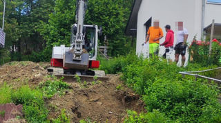 Ein Bild aus besseren Zeiten: Zu Beginn war sogar der Chef (links) persönlich vor Ort, um die Arbeiter anzuleiten.