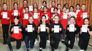Die 160 Sportabzeichen für die Kinder wurden in den einzelnen Übungsstunden ausgegeben, stellvertretend für den weiblichen die Mädchen ab der 4. Klasse.