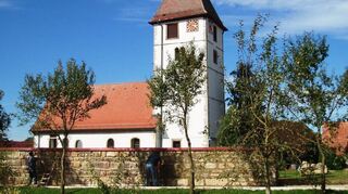 Die Friedhofsmauer wurde in Eigenleistung mit den alten Steinen wieder aufgebaut.