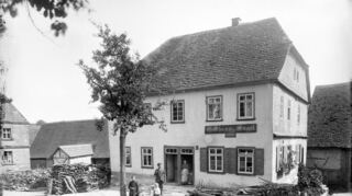 Das Gasthaus „Engel“ auf einer Fotografie von Karl Weiß, die nach 1894 entstand ist.