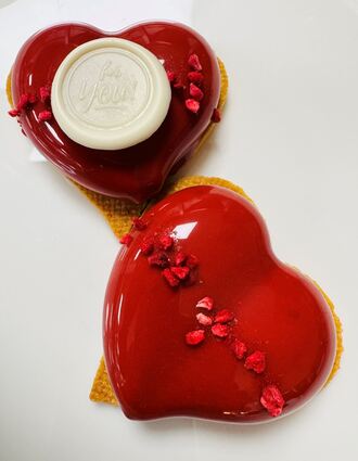 Valentine's Vanille-Himbeer-Törtchen gibt es bei "DasSchaffers" in der Geschenkbox auch zum Mitnehmen und Verschenken (nach Vorbestellung bis 12. Februar 2025).