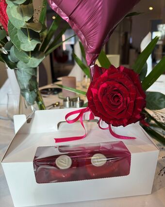 Valentine's Vanille-Himbeer-Törtchen gibt es bei "DasSchaffers" in der Geschenkbox auch zum Mitnehmen und Verschenken (nach Vorbestellung bis 12. Februar 2025).
