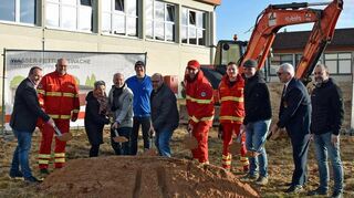 Mit dem symbolischen Spatenstich setzt die DLRG-Ortsgruppe Walldürn den Anfang zum Bau der neuen Wasserrettungswache hinter dem Auerberg Sportbad.