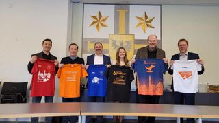 Freuen sich auf den Bad Mergentheimer Stadtlauf: (von links) Veranstalter Achim Kaufmann, Vertriebsleiter Steffen Hesslinger vom Stadtwerk Tauberfranken, Marco David (Regionalverantwortlicher der Ihre Volksbank Neckar Odenwald Main Tauber für Bad Mergentheim), AOK-Kundencenterleiterin Julia Harding, Michael Wünsch (Leitung FN-Marketing und FN-Reisen) und Verkehrsdirektor Kersten Hahn.
