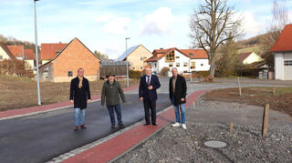 Neue Straße, neue Bauplätze, neue Grünfläche mit Bank und Brunnen (im Hintergrund): Über den Abschluss der Innenentwicklung in Apfelbach freuten sich (von links) Andreas Lehr, Ortsvorsteher Hubert Scheidel, OB Udo Glatthaar und Franz Imhof.
