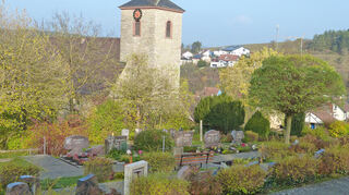 Der Bobstadter Friedhof mit der Kirche.