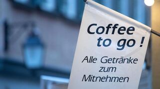 Speisen und Getränke „to go“ sind beliebt, werden häufig aber in Einwegverpackungen wie Pappbechern oder Kartons serviert.