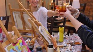 Malen, Wein und Musik vereint ein Event in der Bad Mergentheimer LDX Bar & Art-Lounge.