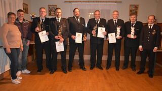 Die Kupprichhäuser Feuerwehr wurden Mitglieder geehrt: (v. links) Sven Sigmund, Ingo Keppner, Andras Gehrig, Rolf Kilian, Hartmut Noe und Wolfgang Schweizer zusammen mit Stellv. Stadtkommandant Tobias Britsch (rechts) sowie Ortsvorsteherin Karin Körner und Bürgermeisterstellvertreter Rene König (von links).