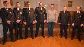 Beförderungen und Neuverpflichtungen (von links): die Maschinisten Lukas Baumann und Jonas Kilian mit dem Stellv. Abteilungskommandanten Ingo Keppner und Abt. Kommandant Andreas Gehrig, Neufeuerwehrmann Tristan Baumann,, Hautfeuerwehrmann Holger Kaiser sowie Stellv. Stadtkommandant Tobias Britsch.
