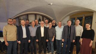 Langjährige MAFI-Mitarbeiter feierten gemeinsam ihr Firmenjubiläum. Das Bild zeigt von links: Timo Schmitt, CEO Roland Hartwig, Marcel Monz, Klaus Seidenspinner, Dirk Bopp, Martin Hutten, Waldemar Sarizki, Harald Winkler, Arthur Leis, Klaus Lang, Martin Kittner, Jürgen Henz, Sergej Arnold, Dietmar Gärtner (Betriebsratsvorsitzender) und Beatrix Hübner (Leiterin HR).