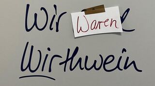 Die Belegschaft in Derching drückt ihre Enttäuschung über die Betriebsschließung aus.