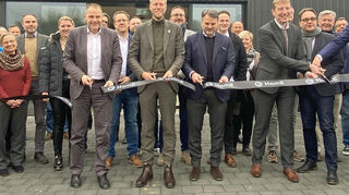 Offizielle Eröffnung des Ladeparks der „HomE World“" nahe der Autobahn.