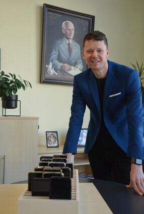 Hardheims Schulrektor Steven Bundschuh hinter einer Reihe von Schüler-Handys, die vor dem Unterrichtsbeginn eingesammelt worden sind. Im Walter-Hohmann-Schulverbund herrscht striktes Handyverbot.