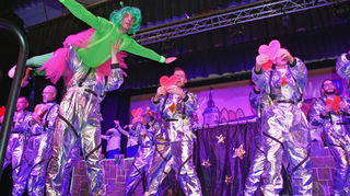 Das Bischemer Buben Ballett in Aktion bei der Prunksitzung der FG Bischemer Kröten 2025.
