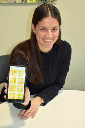 Helene Karlein vom Integrationsmanagement der Stadt Wertheim mit der Integreat-App, einem mehrsprachiger Wegweiser für Zugewanderte.