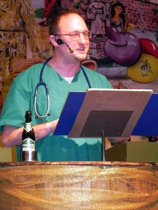 Manuel Sturm als „Facharzt Dr. Dürn“ in der Bütt.