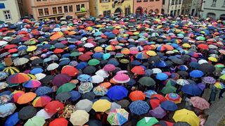 Rund 1500 Menschen nahmen am Sonntag auf dem Rothenburger Marktplatz an einer Mahnwache für den Erhalt des Rothenburger Krankenhauses teil. Als Zeichen der Solidarität öffneten sie zeitgleich ihre Schirme, um damit einen Schutzschild zu symbolisieren.