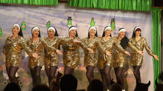 Die „Hupfdohlen“ legten bei der Prunksitzung in Hochhausen eine kesse Sohle aufs Parkett.