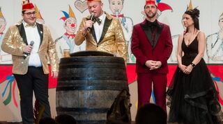 Lukas Haberkorn und Robin May stellen bei der Prunksitzung das Prinzenpaares Alexandra und Jan Pfreundschuh dem Narrenvolk vor.