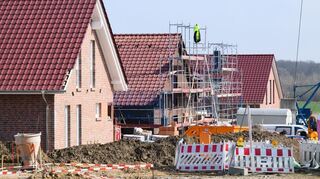 Einfamilienhäuser werden am Stadtrand gebaut. Egal ob Stadt oder Land: Wohneigentum in Deutschland wird tendenziell immer teurer. Rund Elf Prozent mehr als ein Jahr zuvor mussten Käufer 2021 im Schnitt für Wohnungen und Häuser auf den Tisch legen, wie das Statistische Bundesamt errechnet hat. +++ dpa-Bildfunk +++