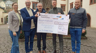 Spendenübergabe im Rathaushof: Ralph Dostmann, Oberbürgermeister Markus Herrera Torrez, Wolfgang und Axel Dostmann, Anna Karina Schirmacher. (von rechts)