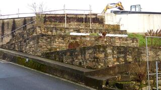 Die Arbeiten zur Erneuerung der Friedhofsmauer und die damit verbundene Neugestaltung, haben bereits begonnen.