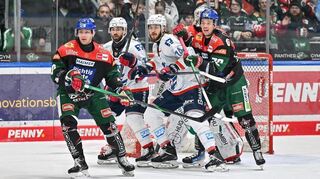 Hartes Stück Arbeit: Die Mannheimer Luke Esposito und Ryan MacInnis (Zweiter und Dritter von links) versuchen, dem Augsburger Torwart Strauss Mann die Sicht zu nehmen.