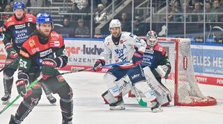 Mannheims Jordan Szwarz (Zweiter von rechts) rotierte in Augsburg für Stefan Loibl in die Mannschaft und war direkt in Überzahl erfolgreich.