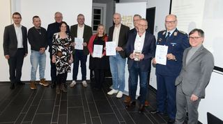 Zwei Gebäude auf dem Gelände der Nibelungenkaserne in Walldürn wurden prämiert. Eine Urkunde nahm unter anderem Oberst Herfried Martens entgegen.