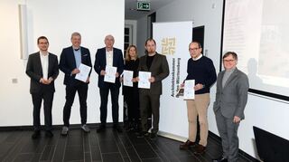 Für das Burghardt-Gymnasium Buchen nahmen unter anderem Bürgermeister Roland Burger (Zweiter von rechts) und Schulleiter Jochen Schwab (Dritter von links) entgegen.
