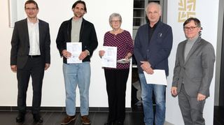 Die Architektenkammer zeichnete die Bauherrin und den Architekten eines Strohballenhauses in Hirschlanden aus. Dazu gratulierten Erster Landesbeamter Dr. Björn-Christian Kleih (links) und Juryvorsitzender Matthias Schuster (rechts).