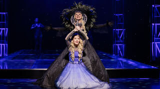 Das opulente Kostümbild der „Zauberflöte - Das Musical“ zeigt sich auch an der Person der Königin der Nacht.