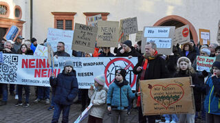 Protest im Innenhof des Wertheimer Rathauses gegen das Windkraftprojekt in Dertingen.