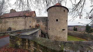 Klöster und Schlösser waren den Aufständischen ein Dorn im Auge. So versuchten sie auch Burg Neuhaus oberhalb von Igersheim anzuzünden und niederzubrennen, was ihnen nicht gelang, da die Burg weitgehend aus Stein bestand. Aber Nahrungsmittel und Waffen wurden erbeutet.