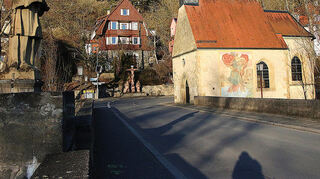 Die Original-Kulisse ist heute noch erhalten: Auf der Mergentheimer Wolfgangsbrücke über der Tauber wurden 1525 Aufständische hingerichtet, wobei andere Verurteilte die Hinrichtung mit ansehen mussten und „mit Ruthen gestrichen“ wurden.