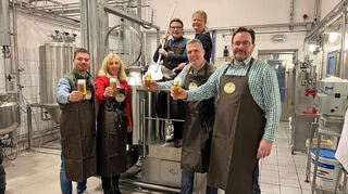 Bei der Verkostung des dunklen Bocks für den Starkbieranstich im Kloster Bronnbach (von links): Brauerei-Geschäftsführer Moritz Bauer, Dezernentin Ursula Mühleck, Landrat Christoph Schauder, Bürgermeisterin Anette Schmidt, Kulturamtsleiter Frank Mittnacht und Brauerei-Geschäftsführer Christoph Ebers.