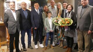 Dekan Johannes Balbach (von links), Innungsobermeister Peter Schlär und Landtagsabgeordneter Dr. Wolfgang Reinhart gratulierten der Familie Slepkowitz zum 20-jährigen Bestehen von „Baker‘s World“. Diese war komplett vertreten mit Lara, Louis, Alexander, Katja, Luca, Ria und Theo Slepkowitz.