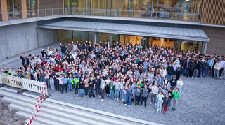 Die GTO-Schüler stellten sich vor ihrer ersten Unterrichtsstunde im Neubau zu einem Erinnerungsfoto auf: Die Freude und Aufregung waren groß.