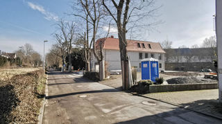 Der Badweg in Bad Mergentheim an den Bahngleisen wird saniert. Die fünf Bäume im vorderen Bereich werden gefällt und ersetzt.