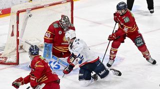 Adler-Angreifer Jordan Szwarz (weißes Trikot) bringt den Puck nicht an Düsseldorfs Torhüter Henrik Haukeland vorbei.