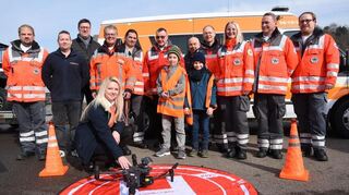 Kreisgeschäftsführerin Anna Deister gab den Startschuss für die Rettungsdrohne der neuen DRK-Drohnenstaffel. Im Bild unter anderem der Präsident des Kreisverbands, Prof. Dr. Haak (Vierter von links), Bürgermeister Hehn (Sechster von links) und Bereitschaftsführer Kretschmer (Fünfter von links).
