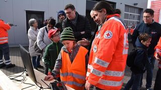 Bei der offiziellen Indienstnahme der Drohnenstaffel des DRK-Ortsvereins Creglingen wurden die Einsatzmöglichkeiten der Drohnen demonstriert. Auch für Kinder gibt es Übungsdrohnen.