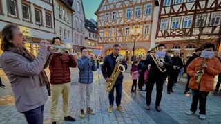 Gustav Endres und sein Ensemble spielten die Europa- und Nationalhymne.