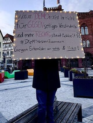 Ein Gegendemonstrant war ebenfalls auf den Marktplatz gekommen.