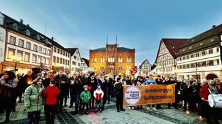 Knapp 500 Menschen kamen zur "Lichterkette gegen Rechts" auf den Tauberbischofsheimer Marktplatz.