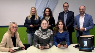 Bei der Übergabe (oben von links) Andrea Hitzfelder, Iris Lange-Schmalz (beide MINT-Region), Roolf Wessels (Geschäftsführer Ecom), Christian Uhl (Leiter Kommunikation Pepperl+Fuchs SE) sowie (unten von links) Nicole Baier (JTS), Alexia Nanu und Fiona Keck (Schülerinnen Weikersheimer Gymnasium).