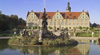 Schloss Weikersheim, das architektonische Juwel der Renaissance mit prachtvollem Schlossgarten, bietet auch 2025 wieder ein vielseitiges Angebot mit spannenden Einblicken in Geschichte, Kultur und Handwerkskunst.
