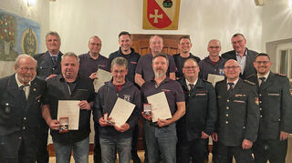 Die Feuerwehr Creglingen ehrte bei der Hauptversammlung vier Personen für 25-jährige und weitere sechs Kameraden für 40-jährige Tätigkeit. Das Foto zeigt die Jubilare gemeinsam mit den Ehrengästen.